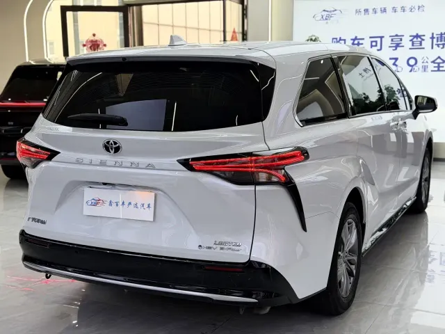 Toyota Sienna — Фото автомобиля 9