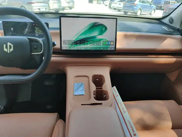 Leapmotor C16 — Фото автомобиля 12
