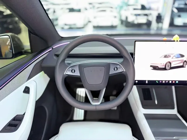 Tesla Model Y L — Фото автомобиля 11