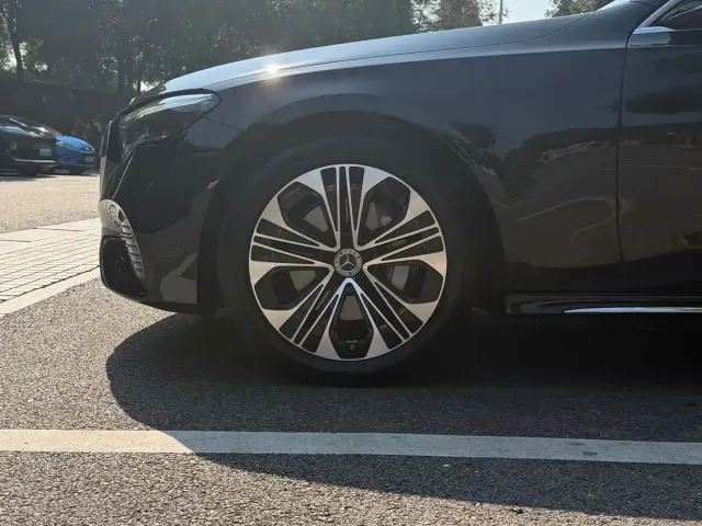 Mercedes-Benz E-Class — Фото автомобиля 4