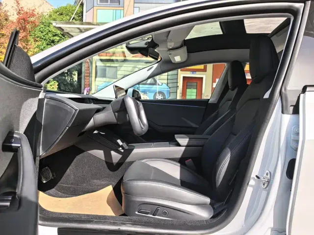 Tesla Model 3 — Фото автомобиля 6