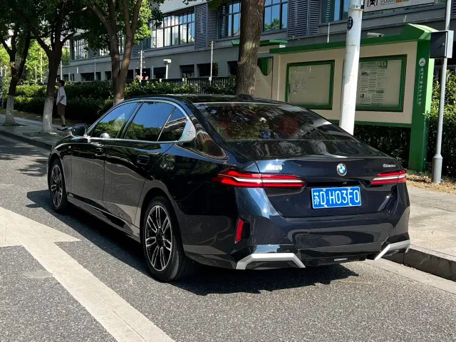BMW 5 Series — Фото автомобиля 23