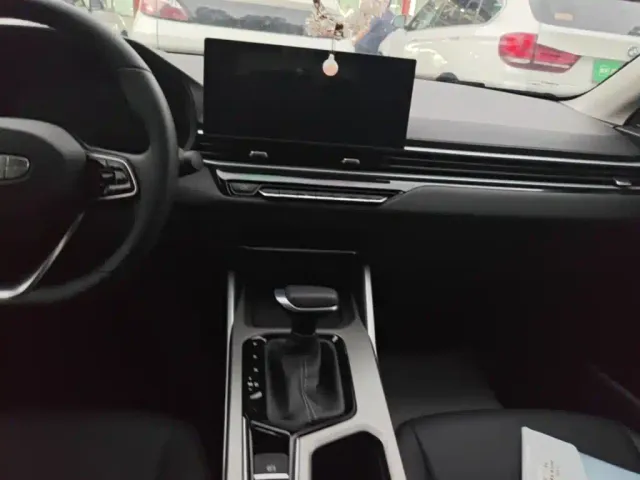 Geely Emgrand — Фото автомобиля 12