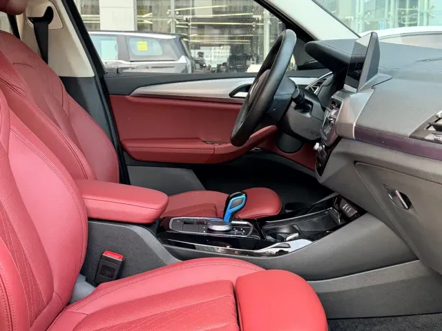 BMW iX3 — Фото автомобиля 4