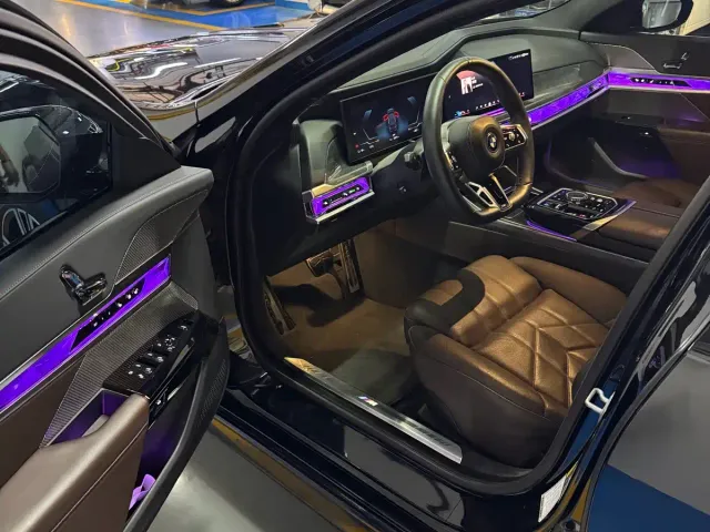BMW BMW i7 2023 eDrive50L Premium Luxury Package — Фото автомобиля 8