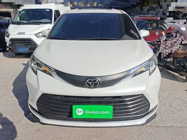 Toyota Sienna — Фото автомобиля 2