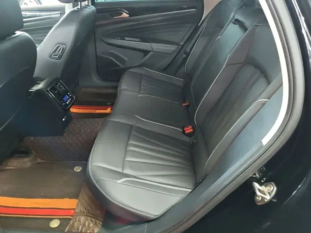 Volkswagen Passat — Фото автомобиля 16