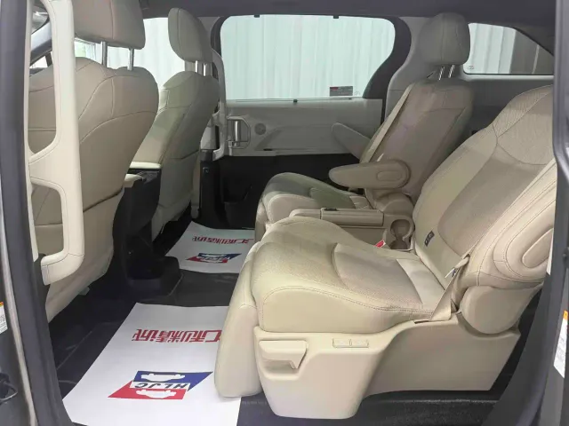Toyota Sienna — Фото автомобиля 17