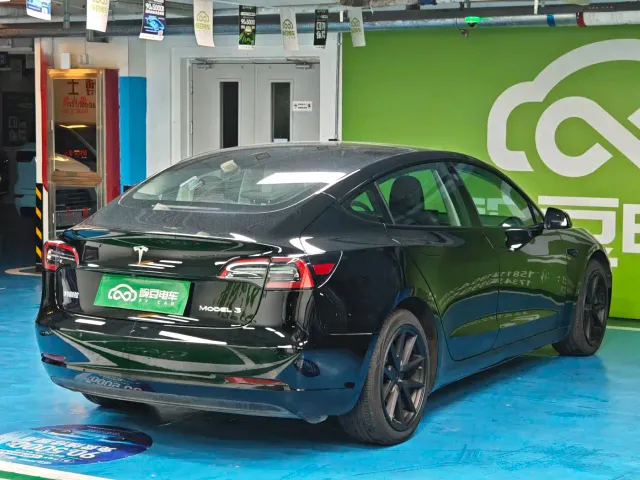 Tesla Model 3 — Фото автомобиля 17