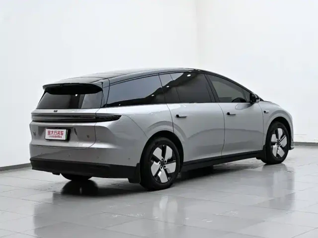 Li Auto i8 — Фото автомобиля 7