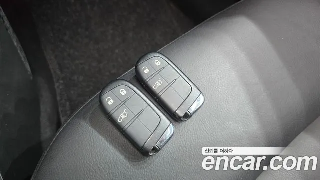 Jeep Renegade — Фото автомобиля 16