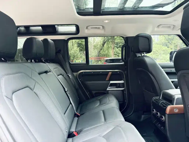 Land Rover Defender — Фото автомобиля 15