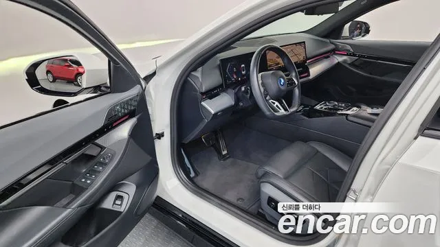BMW 5 Series G60 — Фото автомобиля 10