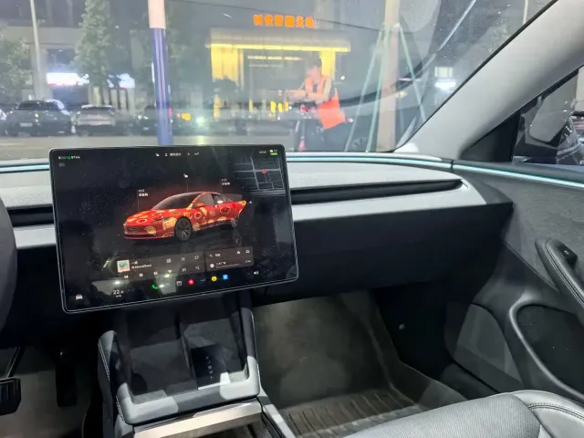 Tesla Model 3 — Фото автомобиля 9