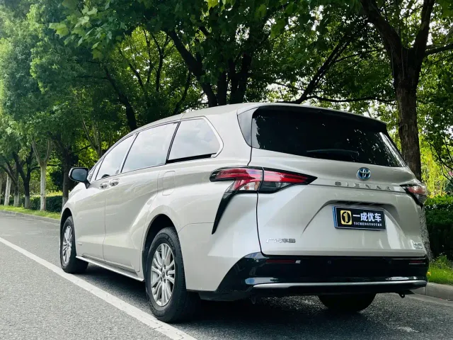 Toyota Sienna — Фото автомобиля 6