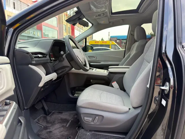 Toyota Sienna — Фото автомобиля 4