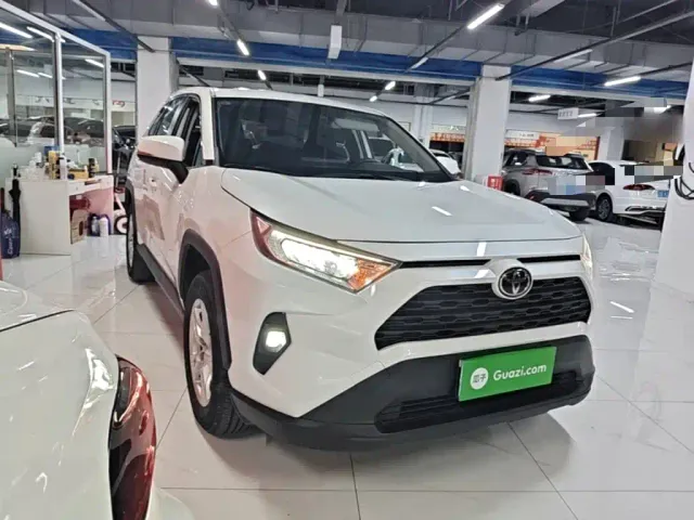 Toyota RAV4 — Фото автомобиля 3
