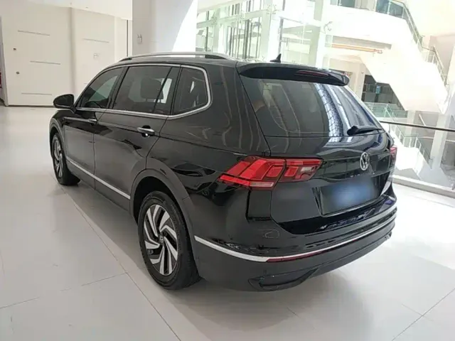 Volkswagen Tiguan L — Фото автомобиля 4