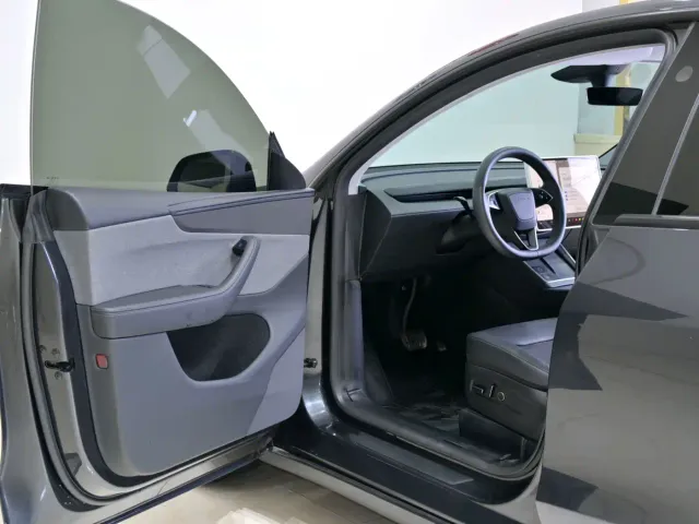Tesla Model Y — Фото автомобиля 6