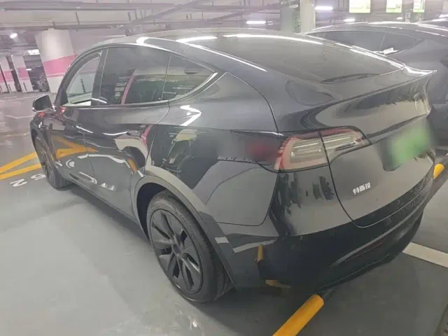 Tesla Model Y — Фото автомобиля 4