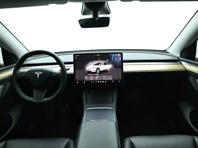 Tesla Model Y — Фото автомобиля 15