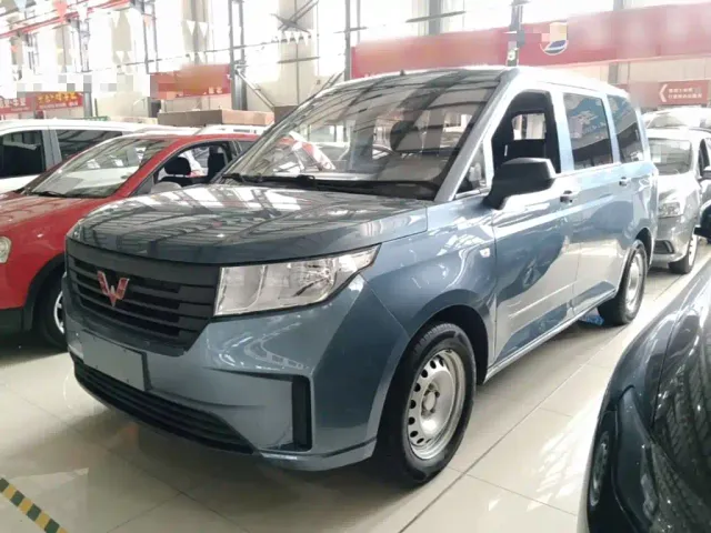 Фотография автомобиля — Wuling Hongguang Plus