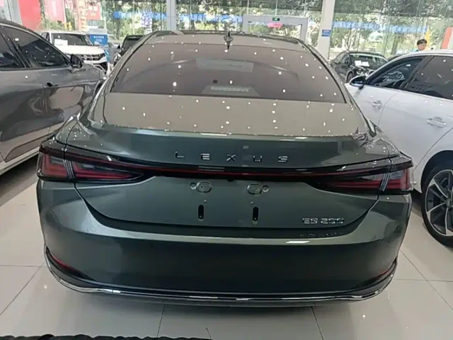 Lexus ES — Фото автомобиля 5
