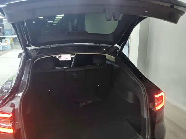 Tesla Model Y — Фото автомобиля 18