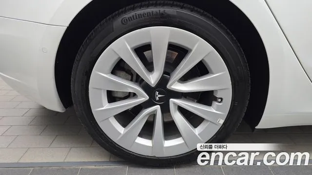 Tesla Model 3 — Фото автомобиля 5