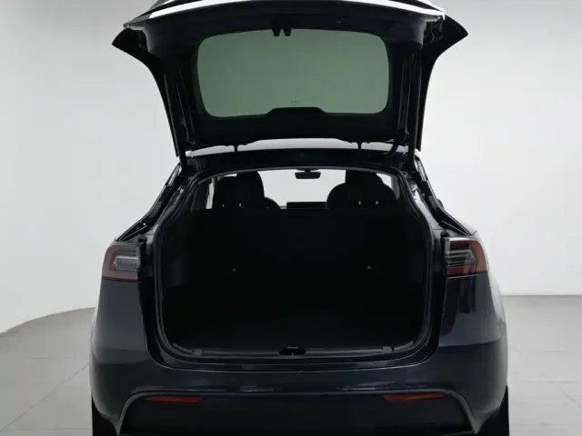 Tesla Model Y — Фото автомобиля 16