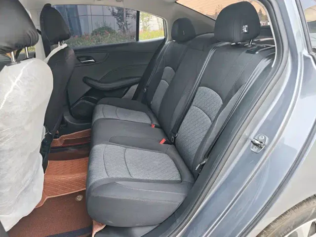 Roewe i5 — Фото автомобиля 16