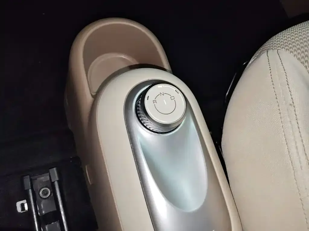 Wuling Motors Hongguang MINIEV 2025 4-Door Advanced — Фото автомобиля 13