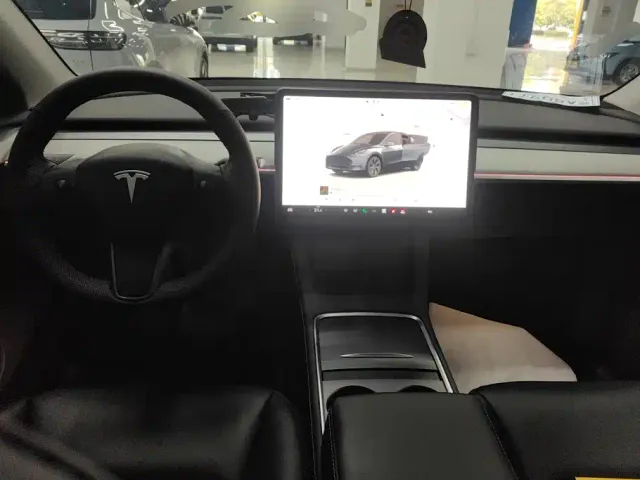 Tesla Model Y — Фото автомобиля 12