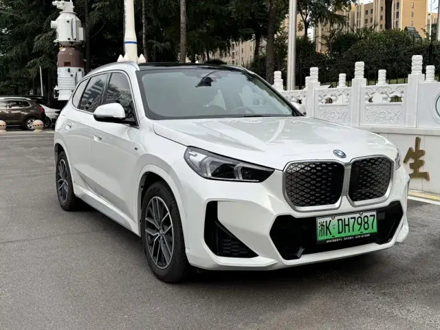 BMW iX1 — Фото автомобиля 2