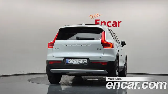 Volvo XC40 — Фото автомобиля 4