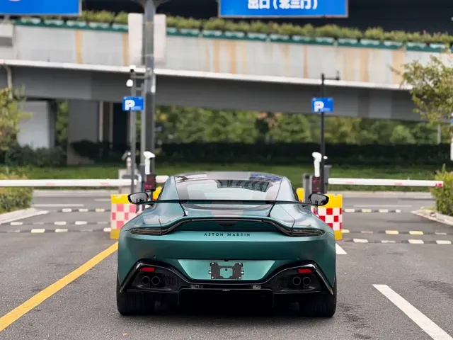 Aston Martin V8 Vantage — Фото автомобиля 8
