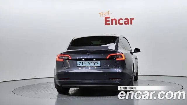Tesla Model 3 — Фото автомобиля 4