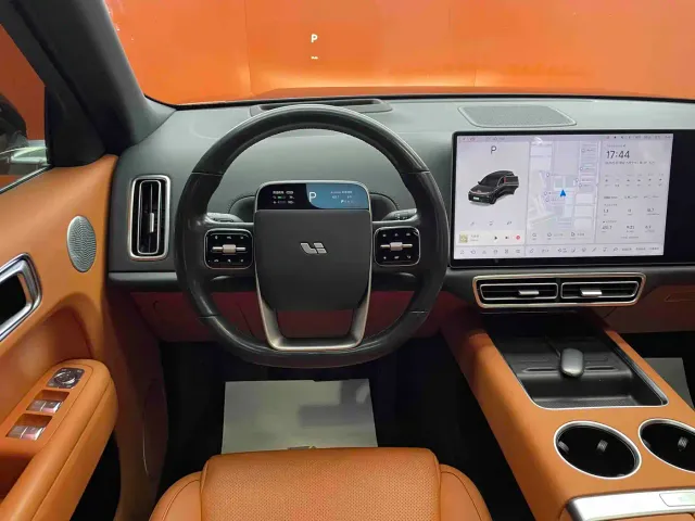 Li Auto L8 — Фото автомобиля 12