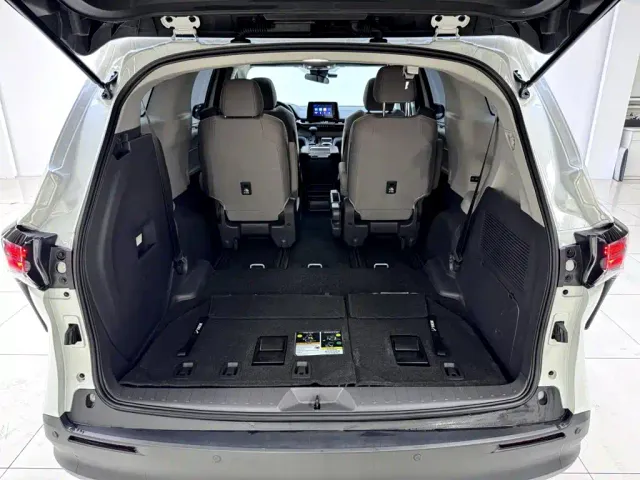 Toyota Sienna — Фото автомобиля 19