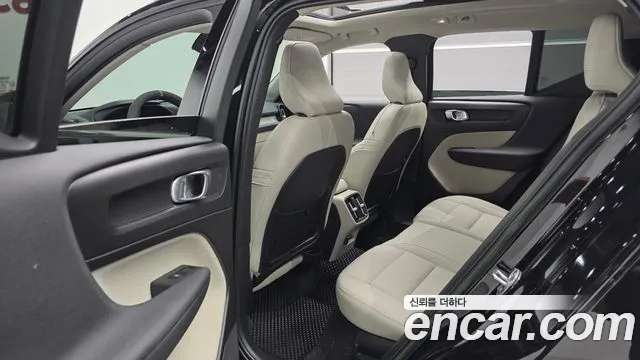Вольво XC40 B4 Ultimate Bright — Фото автомобиля 24