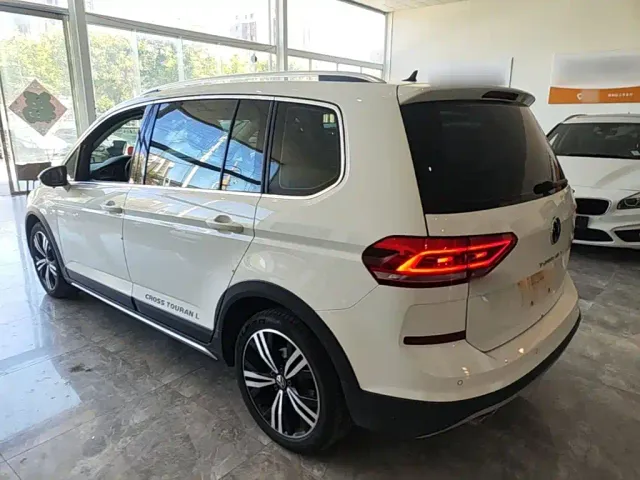 Volkswagen Touran — Фото автомобиля 4