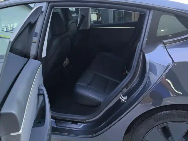 Tesla Model 3 — Фото автомобиля 11