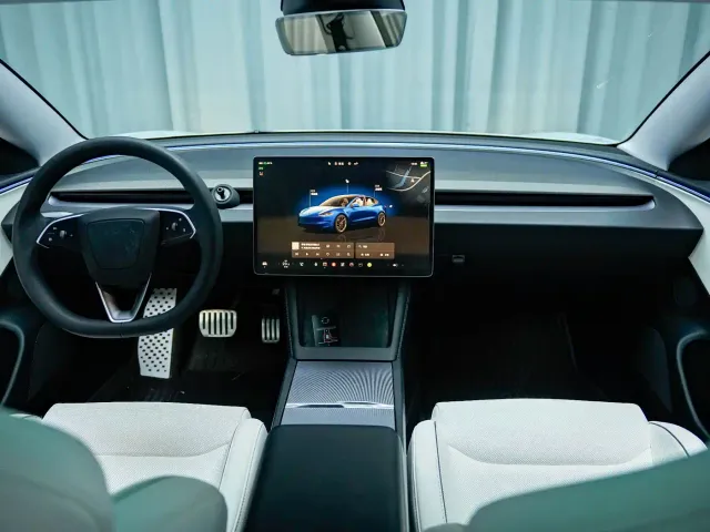 Tesla Model 3 — Фото автомобиля 10