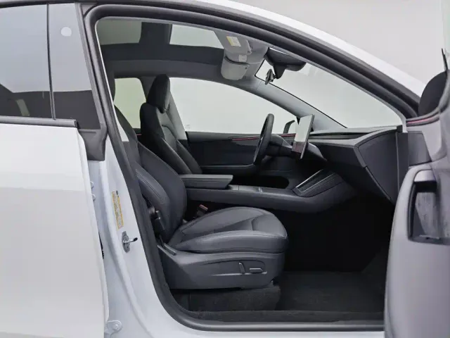 Tesla Model Y — Фото автомобиля 23