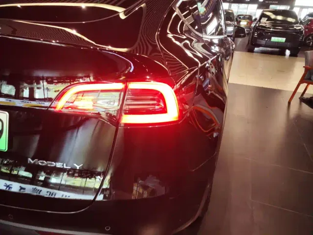 Tesla Model Y — Фото автомобиля 7