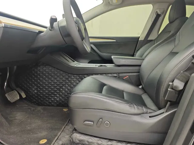 Tesla Model Y — Фото автомобиля 13