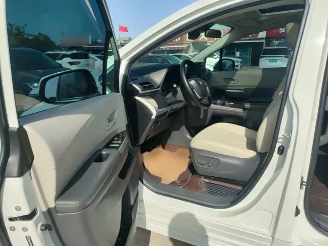 Toyota Sienna — Фото автомобиля 15