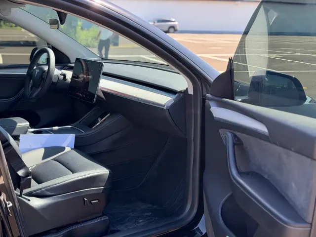 Tesla Model Y — Фото автомобиля 9