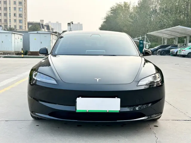 Tesla Model 3 — Фото автомобиля 2