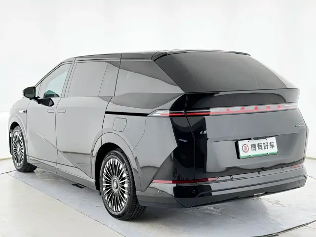 Xpeng X9 — Фото автомобиля 13